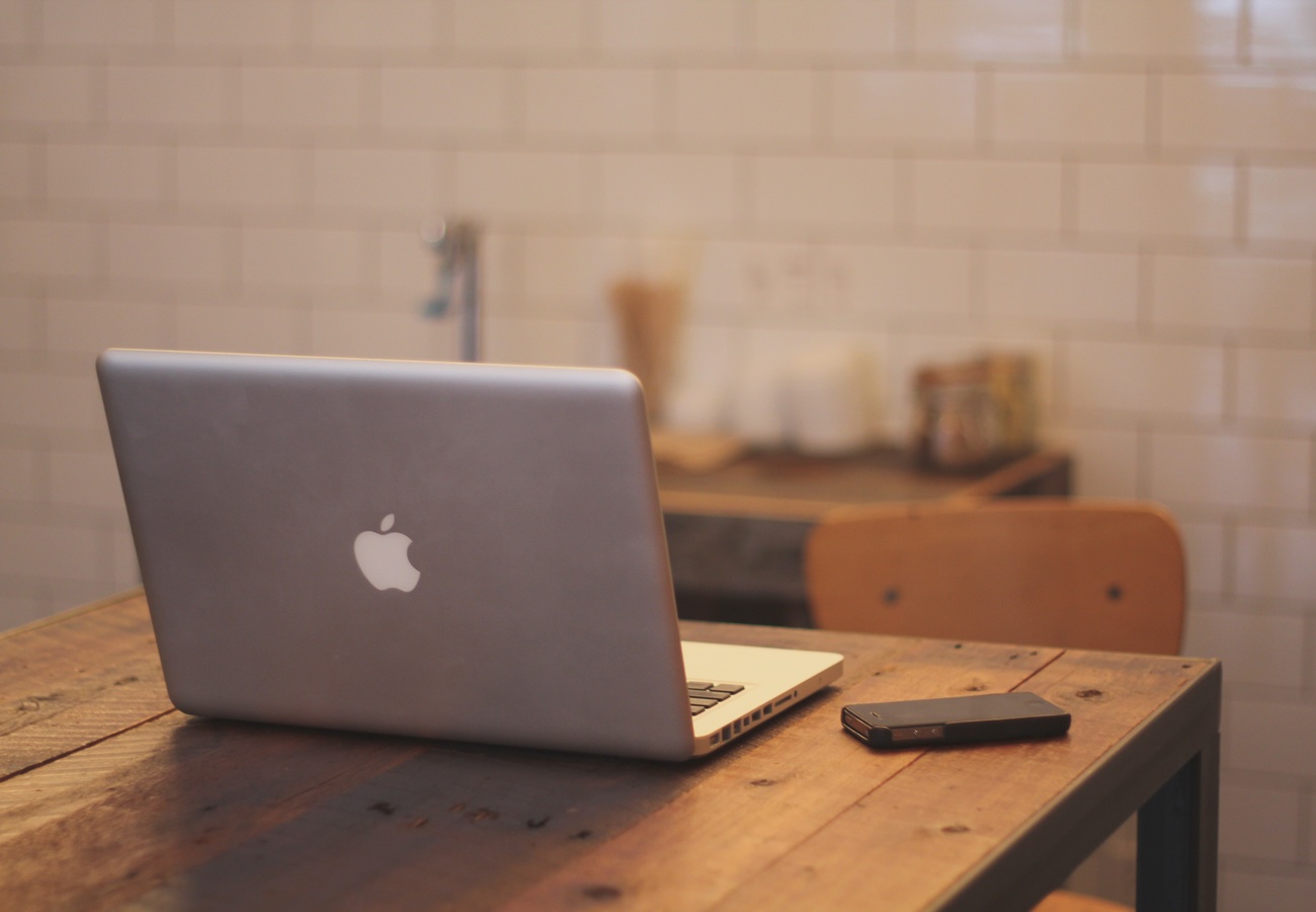 computer-mobile-wood-table